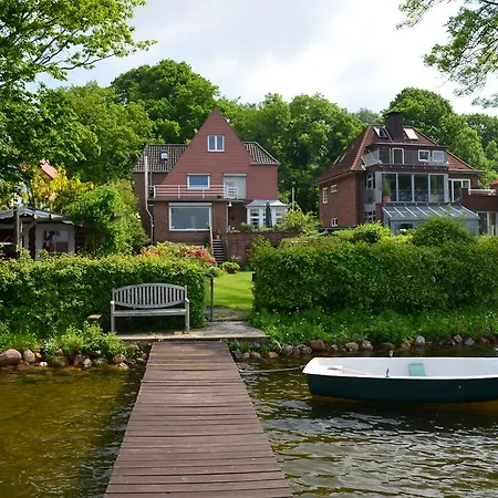 Apartment Himmelsstuebchen Und Gartenstuebchen Ploen